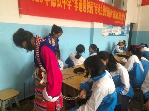 德欽中學美術課堂“飛”入藏族傳統服飾文化 素質教育走出專業培訓新路子