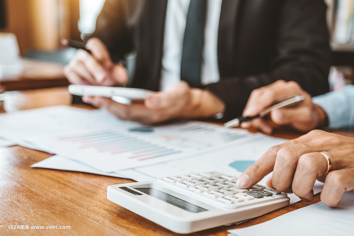 會計業務團隊會議策劃、戰略分析、投資節約理念。會議討論新計劃財務圖表數據